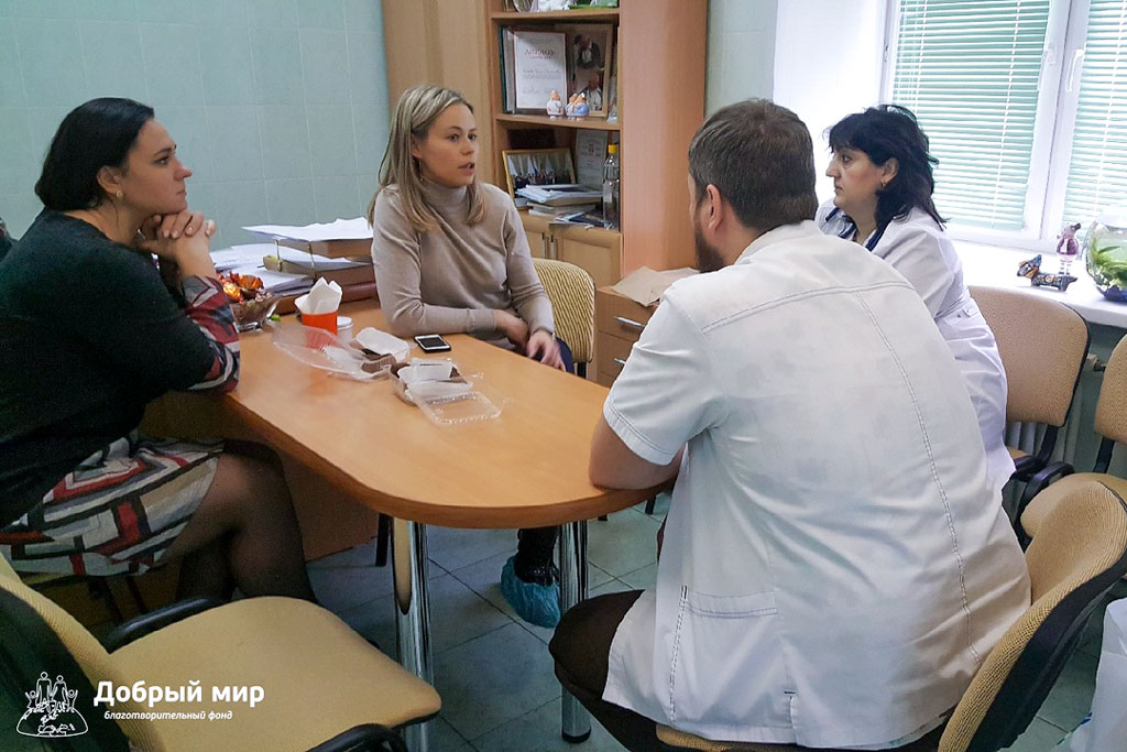 Екатерина Самcонова на встрече с врачами-онкологами Детской областной клинической больницы.jpg